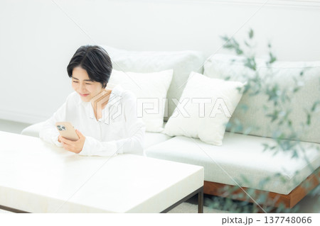 スマホを見る女性 スマホを見る女性 137748066