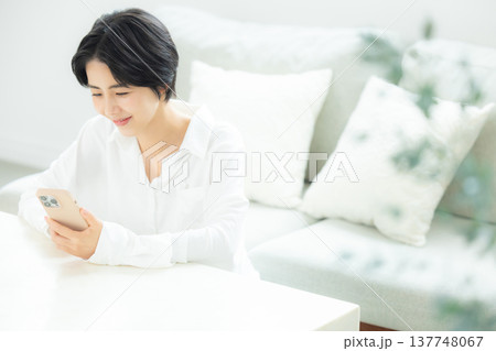 スマホを見る女性　 137748067