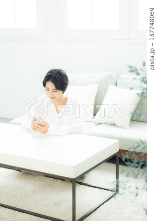スマホを見る女性　　 137748069