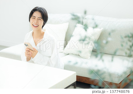 スマホを見る女性 スマホを見る女性 137748076