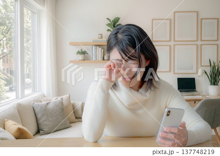 自宅で悲しい気持ちになる女性 自宅で悲しい気持ちになる女性 137748219