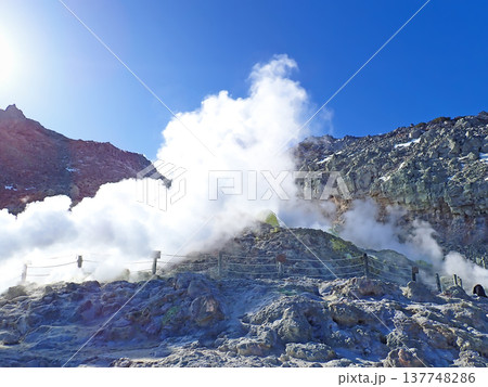 噴煙を上げるアトサヌプリ（硫黄山） 137748286