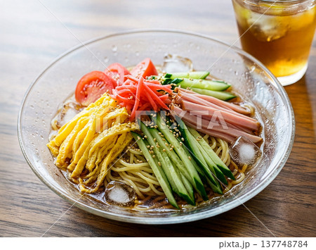 ガラスの器に入った冷やし中華 137748784