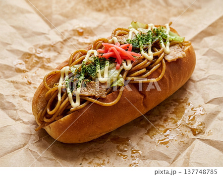 クラフト紙の上の焼きそばパン 137748785