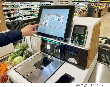 スーパーのセルフレジでスマホ決済 137748786
