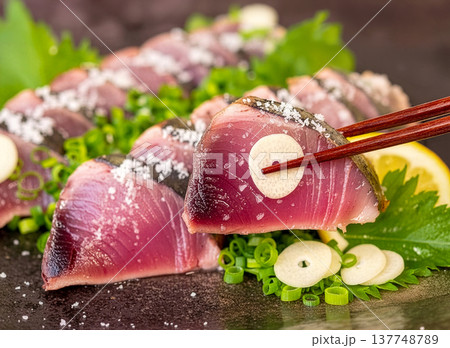 塩とニンニクで食べる新鮮な鰹のたたきスライス 137748789