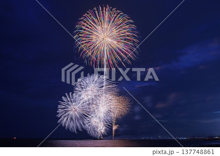 夏の夜空に咲く大輪の花火 137748861