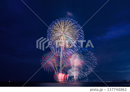 夏の夜空を彩る花火 137748862