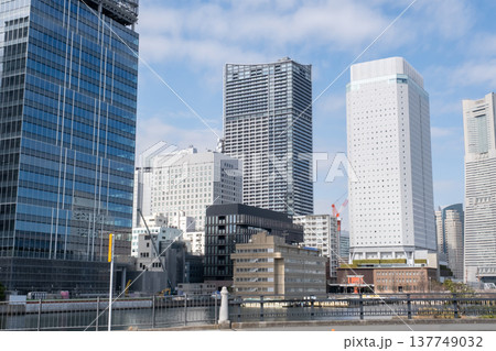 みなとみらいの高層ビルの風景 みなとみらいの高層ビルの風景 137749032