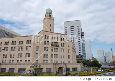 横浜税関とビル群 137749046