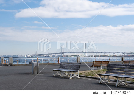 山下公園から横浜ベイブリッジを望む 山下公園から横浜ベイブリッジを望む 137749074