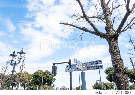 山下公園周辺の案内表示板 137749082