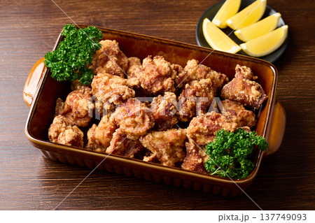 大皿に盛り付けた鶏の唐揚げ 137749093