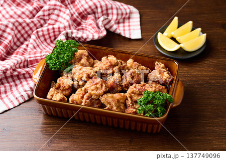 大皿に盛り付けた鶏の唐揚げ 大皿に盛り付けた鶏の唐揚げ 137749096