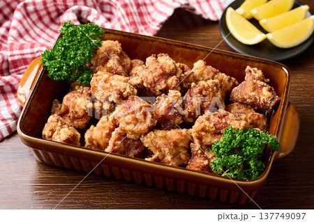 大皿に盛り付けた鶏の唐揚げ 137749097