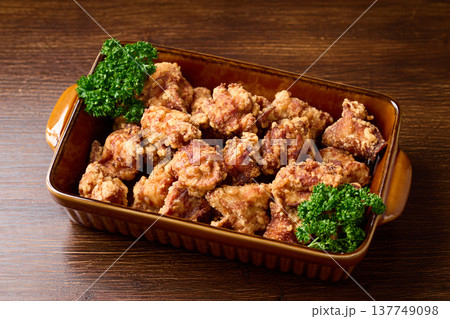 大皿に盛り付けた鶏の唐揚げ 137749098