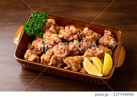 大皿に盛り付けた鶏の唐揚げ 137749099