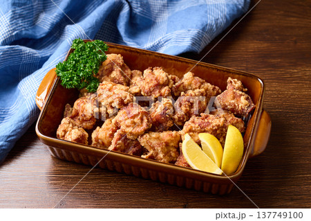 大皿に盛り付けた鶏の唐揚げ 137749100