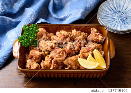 大皿に盛り付けた鶏の唐揚げ 大皿に盛り付けた鶏の唐揚げ 137749102
