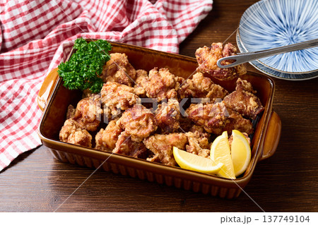 大皿に盛り付けた鶏の唐揚げ 大皿に盛り付けた鶏の唐揚げ 137749104