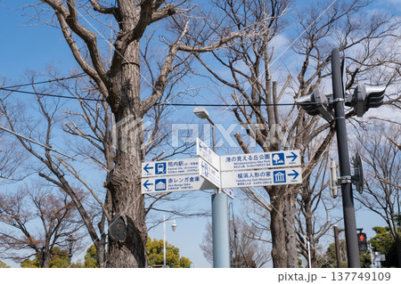 山下公園周辺の案内表示板の風景 137749109