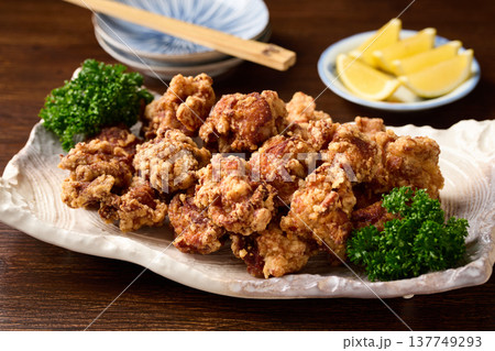 大皿に盛り付けた鶏の唐揚げ 大皿に盛り付けた鶏の唐揚げ 137749293