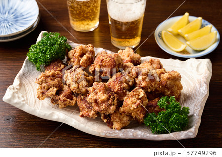 大皿に盛り付けた鶏の唐揚げ 137749296