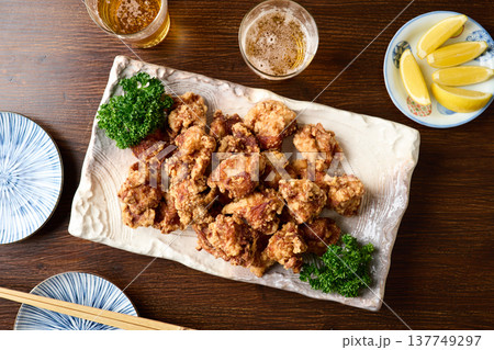 大皿に盛り付けた鶏の唐揚げ 大皿に盛り付けた鶏の唐揚げ 137749297