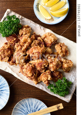 大皿に盛り付けた鶏の唐揚げ 大皿に盛り付けた鶏の唐揚げ 137749301