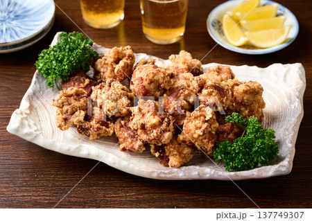 大皿に盛り付けた鶏の唐揚げ 大皿に盛り付けた鶏の唐揚げ 137749307