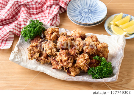 大皿に盛り付けた鶏の唐揚げ 137749308