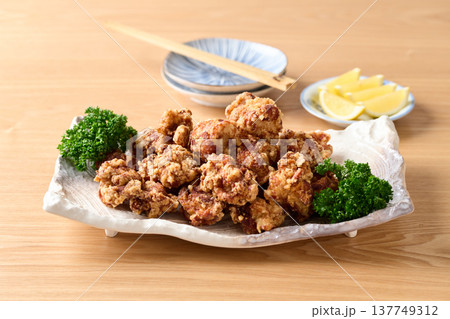 大皿に盛り付けた鶏の唐揚げ 大皿に盛り付けた鶏の唐揚げ 137749312