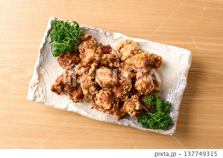 大皿に盛り付けた鶏の唐揚げ 大皿に盛り付けた鶏の唐揚げ 137749315