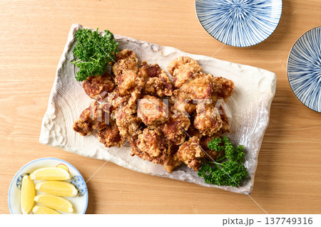 大皿に盛り付けた鶏の唐揚げ 大皿に盛り付けた鶏の唐揚げ 137749316