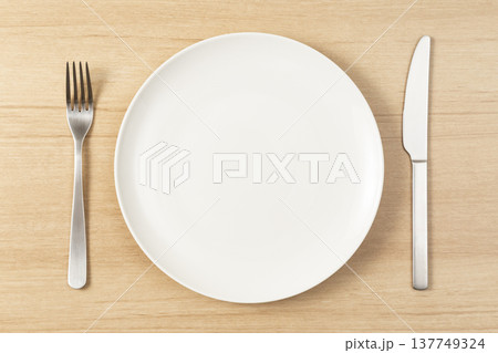 テーブルに皿とカトラリー 137749324