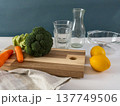 カットボードとブロッコリーと人参とレモンと 137749506