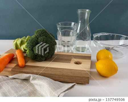 カットボードとブロッコリーと人参とレモンと カットボードとブロッコリーと人参とレモンと 137749506