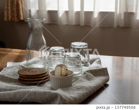 キッチンクロスの上のグラスとデキャンタ 137749508