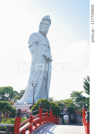 群馬県の高崎白衣観音と赤い橋 137749808