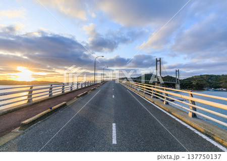 初春の呼子大橋と夕日 佐賀県唐津市 初春の呼子大橋と夕日 佐賀県唐津市 137750137