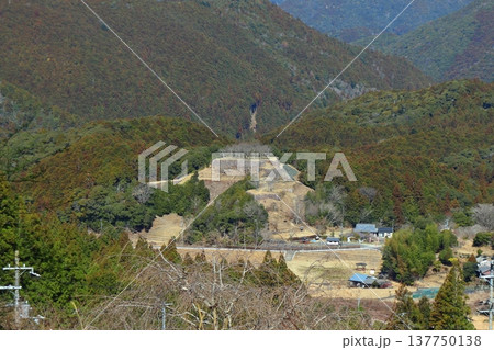 山の中に建っている赤木城の遠景（三重県熊野市） 137750138