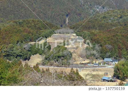 山の中に建っている赤木城の遠景（三重県熊野市） 137750139
