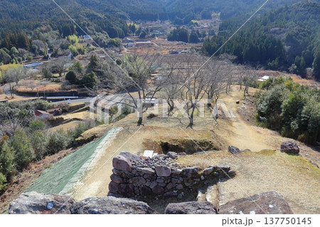 赤木城 本丸跡から見下ろす鍛治屋敷跡の城郭（三重県熊野市） 137750145