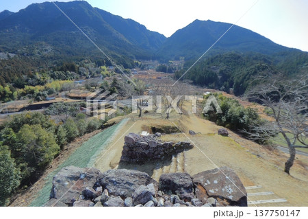 赤木城 本丸跡から見下ろす鍛治屋敷跡の城郭（三重県熊野市） 137750147