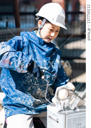 強い日差しの下準備をする女性塗装工 強い日差しの下準備をする女性塗装工 137750212