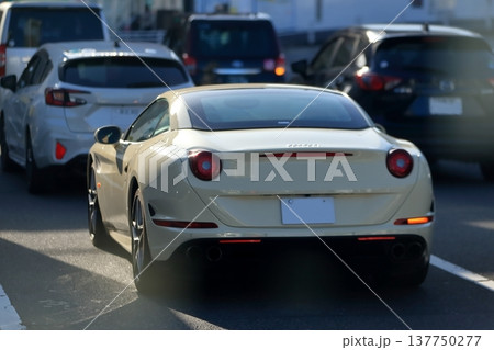 イタリア製の白いスポーツカー　イメージ 137750277