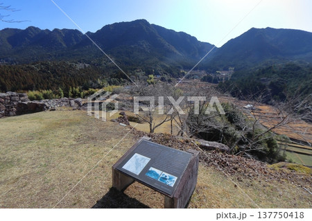 赤木城 本丸跡から見下ろす鍛治屋敷跡の城郭(三重県熊野市) 赤木城 本丸跡から見下ろす鍛治屋敷跡の城郭(三重県熊野市) 137750418