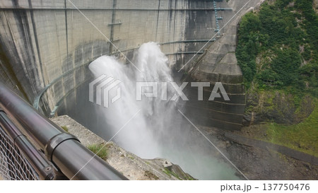 夏の立山黒部アルペンルートの黒部ダム 137750476