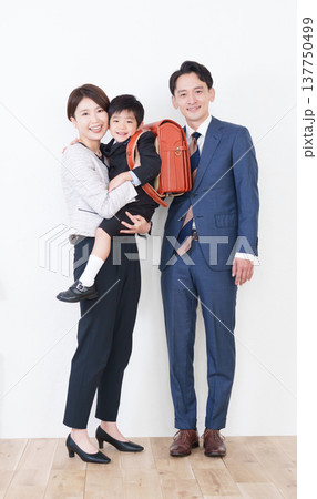 ランドセルを背負う小学校新1年生男子と家族(入学式・フォーマルスーツ) ランドセルを背負う小学校新1年生男子と家族(入学式・フォーマルスーツ) 137750499