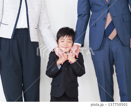 卒園式・入学式の家族 137750501